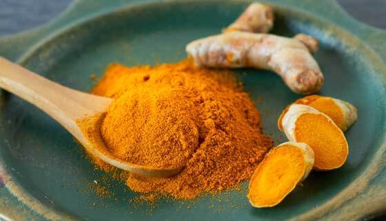 Turmeric root and powder — natural anti-inflammatory support for joints and muscles
